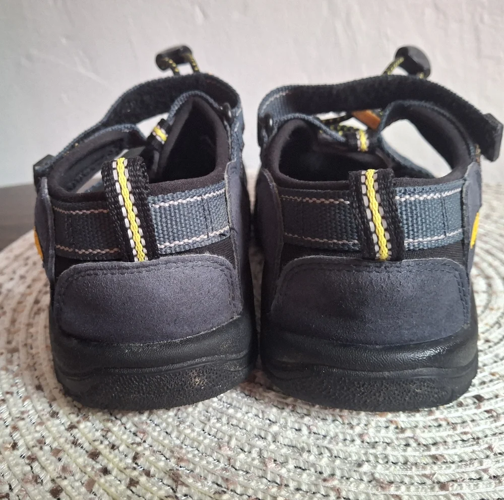 Kids Keen Black and Gray Sandals Size 2.